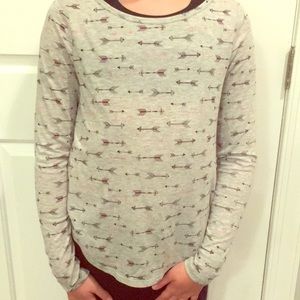 An arrow longs leave comfy tee with arrows.